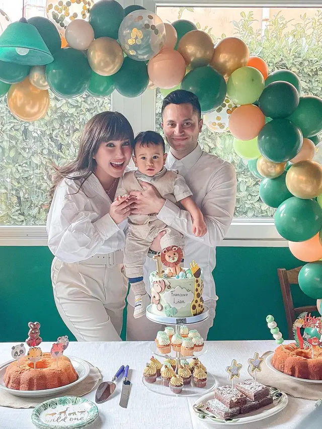 7 Potret Ulang Tahun Pertama Putra Louise Anastasya, Tampil Kompak Bersama Suami