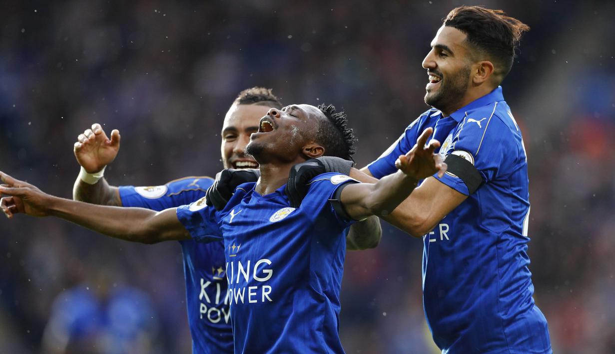 Pemain Leicester City, Ahmed Musa merayakan gol bersama rekan-rekannya saat melawan Crystal Palace pada lanjutan Premier League di King Power Stadium, Sabtu (22/10/2016). (Reuters/Eddie Keogh)