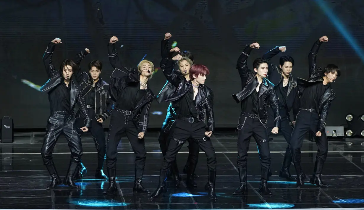 Personel NCT 127 tampil pada Gaon Chart Music Awards di Seoul, Korea Selatan, 27 Januari 2022. Gaon Chart Music Awards merupakann ajang penghargaan untuk insan musik. (AP Photo/Ahn Young-joon)