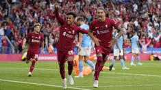 Pemain Liverpool merayakan gol ketiga timnya yang dicetak oleh Darwin Nunez (kanan) pada ajang Community Shield 2022/2023 melawan Manchester City di King Power Stadium, Minggu (31/07/2022) dini hari WIB. (AP/Frank Augstein)