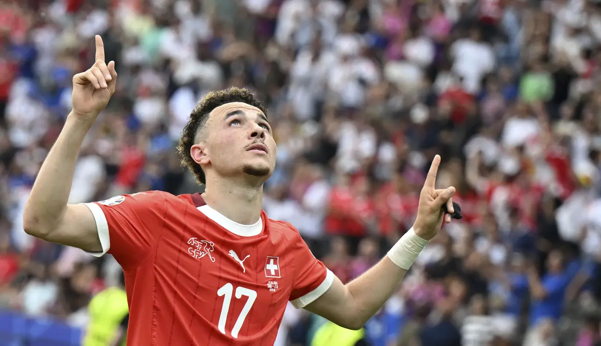 Pemain Swiss, Ruben Vargas, melakukan selebrasi setelah mencetak gol ke gawang Italia pada babak 16 besar Euro 2024 di Olympiastadion Berlin, Sabtu (29/6/2024). (AP Photo/Robert Michael)