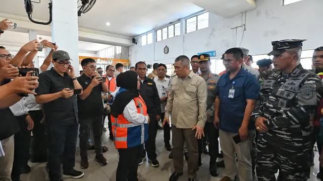 Menteri Perhubungan Dudy Purwagandhi menjenguk langsung korban kebakaran kapal motor atau KM Barcelona 5 di Manado, Sulawesi Utara. (Foto: Kementerian Perhubungan)