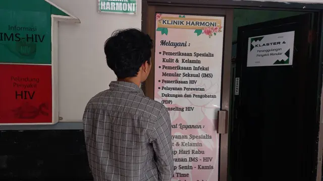 Seorang pasien menunggu pemeriksaan di Klinik Harmoni Puskesmas Dinoyo Malang
