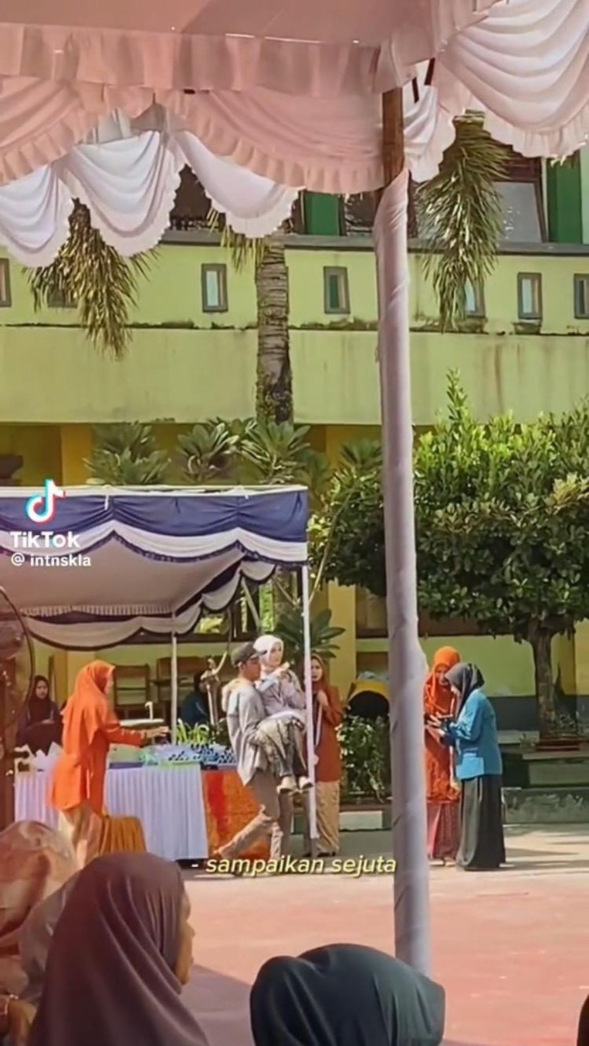 Inilah momen seorang anak perempuan digendong ayahnya di hari kelulusannya. Perempuan ini diketahui bersekolah di MTsN 3 Jembrana, Bali.&nbsp;