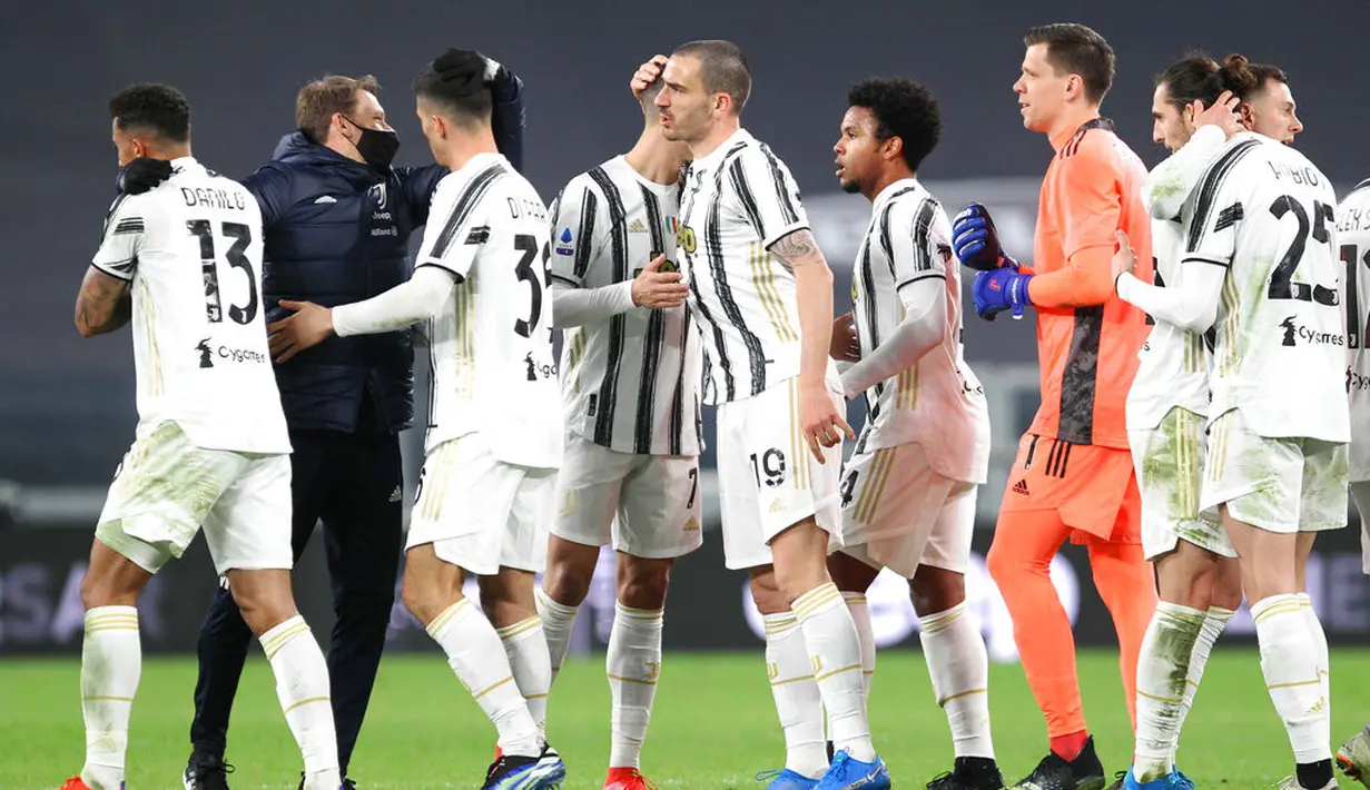 Para pemain Juventus bersalaman merayakan kemenangan atas Lazio pada pertandingan lanjutan Liga Serie A Italia di Stadion Allianz Turin, Italia, Minggu (7/3/2021). Berkat hasil ini, Juventus kini memiliki poin 52. (Tano Pecoraro / LaPresse via AP)