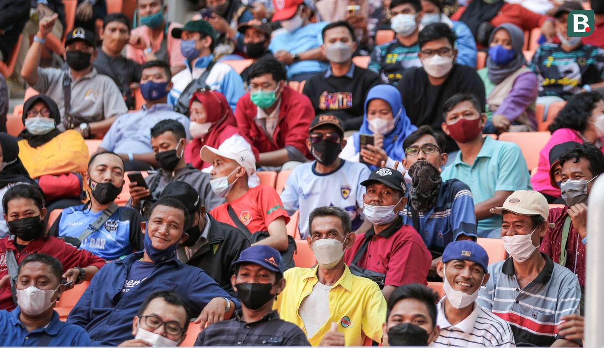 Sejumlah penonton memadati kursi saat laga pembuka International Youth Championship 2021 antara Bali United U-18 melawan Atletico Madrid U-18 di Jakarta International Stadium, Jakarta, Rabu (13/04/2022). (Bola.com/Bagaskara Lazuardi)