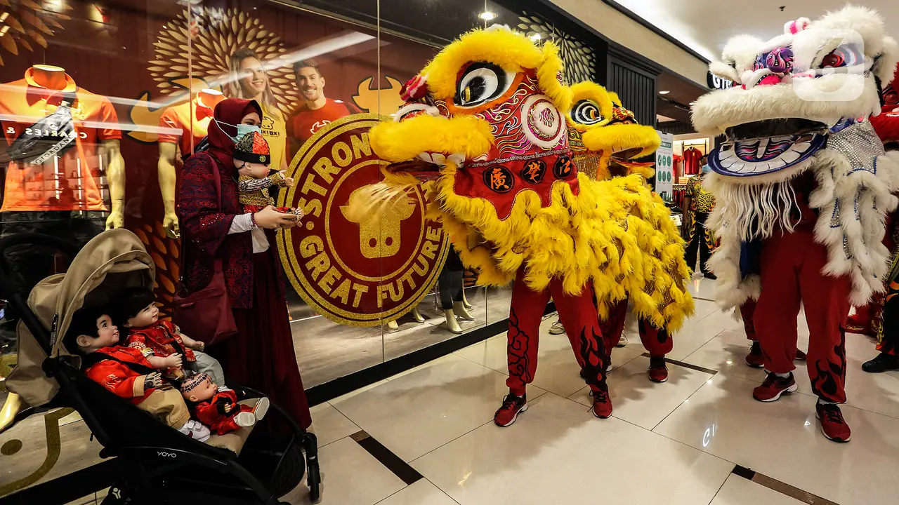 Atraksi Barongsai Semarakkan Perayaan Imlek di Pusat Perbelanjaan