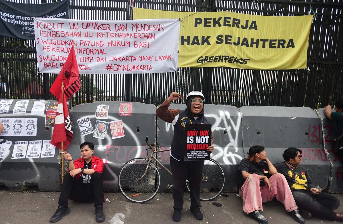 FOTO: Buruh  dan Mahasiswa Gelar Aksi May Day di Depan DPR