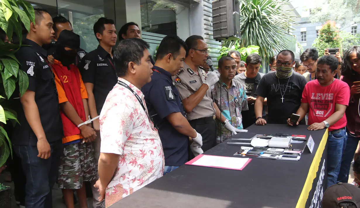 Kasubbid Penmas Bidang Humas Polda Metro Jaya AKBP I Gede Nyeneng memberi keterangan saat rilis kasus penipuan yang mengaku sebagai karyawan bank di Reskrimum Polda Metro Jaya, Jakarta, Kamis (22/3). (Liputan6.com/Arya Manggala)
