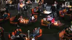 Pengunjung menyalakan lilin untuk mendukung Earth Hour 2019 di Lippo Mall Kemang, Jakarta, Sabtu (30/3). Lampu eksterior mall yang padam selama 60 menit merupakan wujud komitmen dan aksi terhadap dampak perubahan iklim serta pemanasan global. (Liputan6.com/Fery Pradolo)