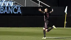 Penyerang Real Madrid, Karim Benzema merayakan gol kedua timnya yang dicetak ke gawang Celta Vigo pada lanjutan Liga Spanyol 2020/2021 di Balaidos, Sabtu (20/3/2021). Karim Benzema jadi bintang saat Real Madrid melibas Celta Vigo 3-1. (AP Photo/Lalo R.Villar)