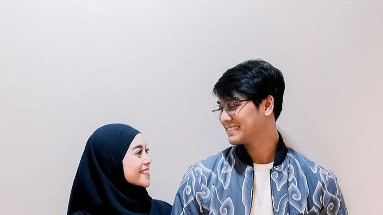 Tak mau kalah, pasangan Lesti Kejora dengan Rizky Billar juga ikut menghadiri kajian Habib Umar. Secara kompak keduanya terlihat mengenakan busana berwarna biru dengan motif batik mega mendung.