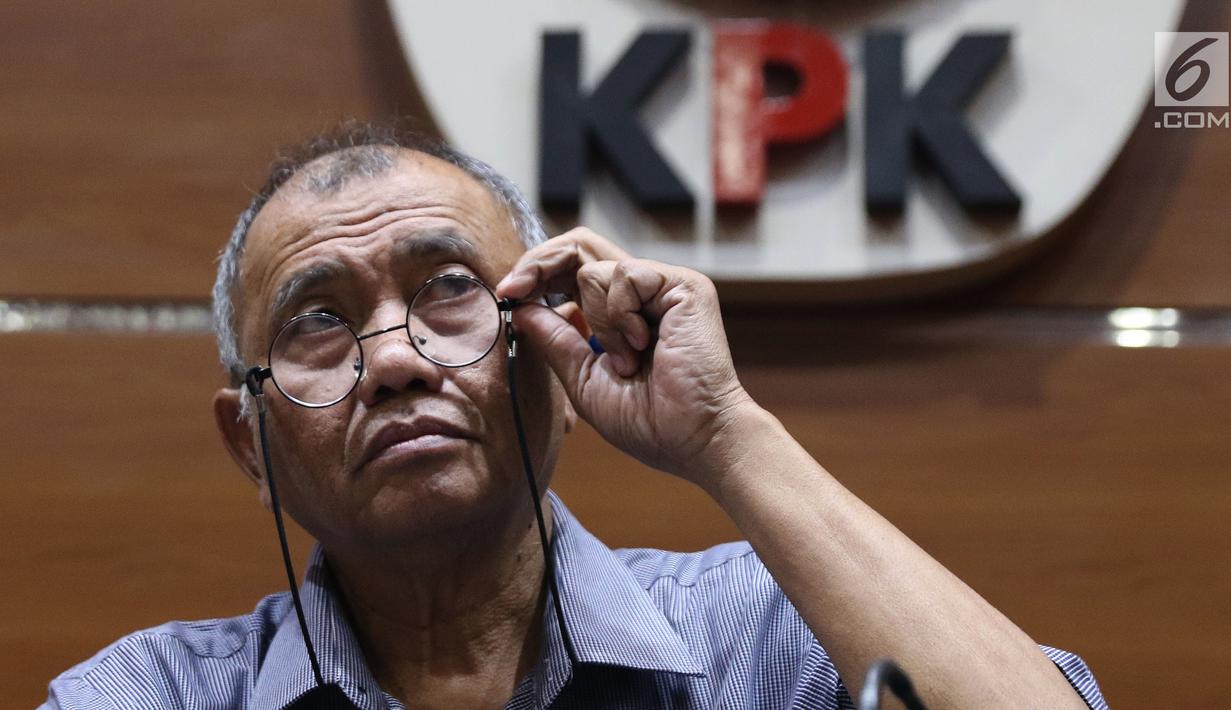 Ketua KPK Agus Rahardjo saat memberi keterangan terkait OTT Bupati Pakpak Bharat Sumatera Utara, Remigo Yolanda Berutu di Gedung KPK, Jakarta, Minggu (18/11). KPK menetapkan tiga tersangka termasuk Remigo Yolanda Berutu. (Liputan6.com/Helmi Fithriansyah)