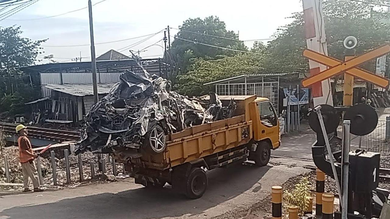 Mobil Mercy Ditemukan Ringsek Tertimbun Reruntuhan Bangunan Musala di Ponpes Al Khoziny Sidoarjo