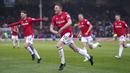 Pemain Wrexham, Paul Mullin (tengah) merayakan gol kedua tim bersama rekan-rekannya saat laga English National League antara Wrexham melawan Boreham Wood di Racecourse Ground Stadium, Wrexham, Wales, Sabtu (22/04/2023). Wrexham menang dengan skor 3-1 dan berhasil promosi ke Liga Dua Inggris. (AP/PA/Martin Rickett)