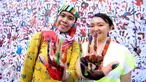 Peserta menunjukkan tangan yang dilumuri cat usai mengikuti Tolerun 2016 di kawasan Jalan Jenderal Sudirman, Jakarta, Minggu (20/11). Ratusan orang berlari merayakan toleransi keberagaman dalam Tolerun 2016. (Liputan6.com/Helmi Fithriansyah) 