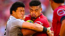 Pemain Queensland Reds, Hendrik Tui (kanan)  berebut bola dengan pemain Sunwolves, Harumichi Tatekawa (kiri) pada laga Super Rugby di Suncorp Stadium, Brisbane, (21/5/2016). (AFP/Patrick Hamilton)