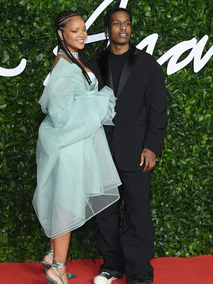 Pertama Kalinya Rihanna Gunakan Gaun Rancangannya Sendiri di British Fashion Awards