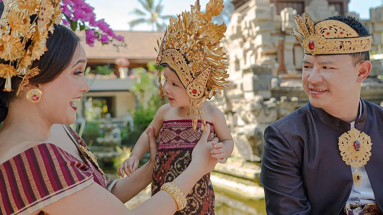6 Potret Shandy Aulia dan Keluarga Pakai Songket Bali, Makin Memesona