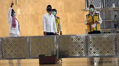 Presiden Joko Widodo (tengah depan) didampingi Imam Besar Masjid Istiqlal Nasaruddin Umar (kiri), Menteri PUPR Basuki Hadimuljono dan Dirjen Cipta Karya Kementerian PUPR Danis Sumadilaga (kanan) meninjau perkembangan renovasi Masjid Istiqlal, Jakarta, Selasa (2/6/2020). (Warta Kota/Pool-Alex Suban)