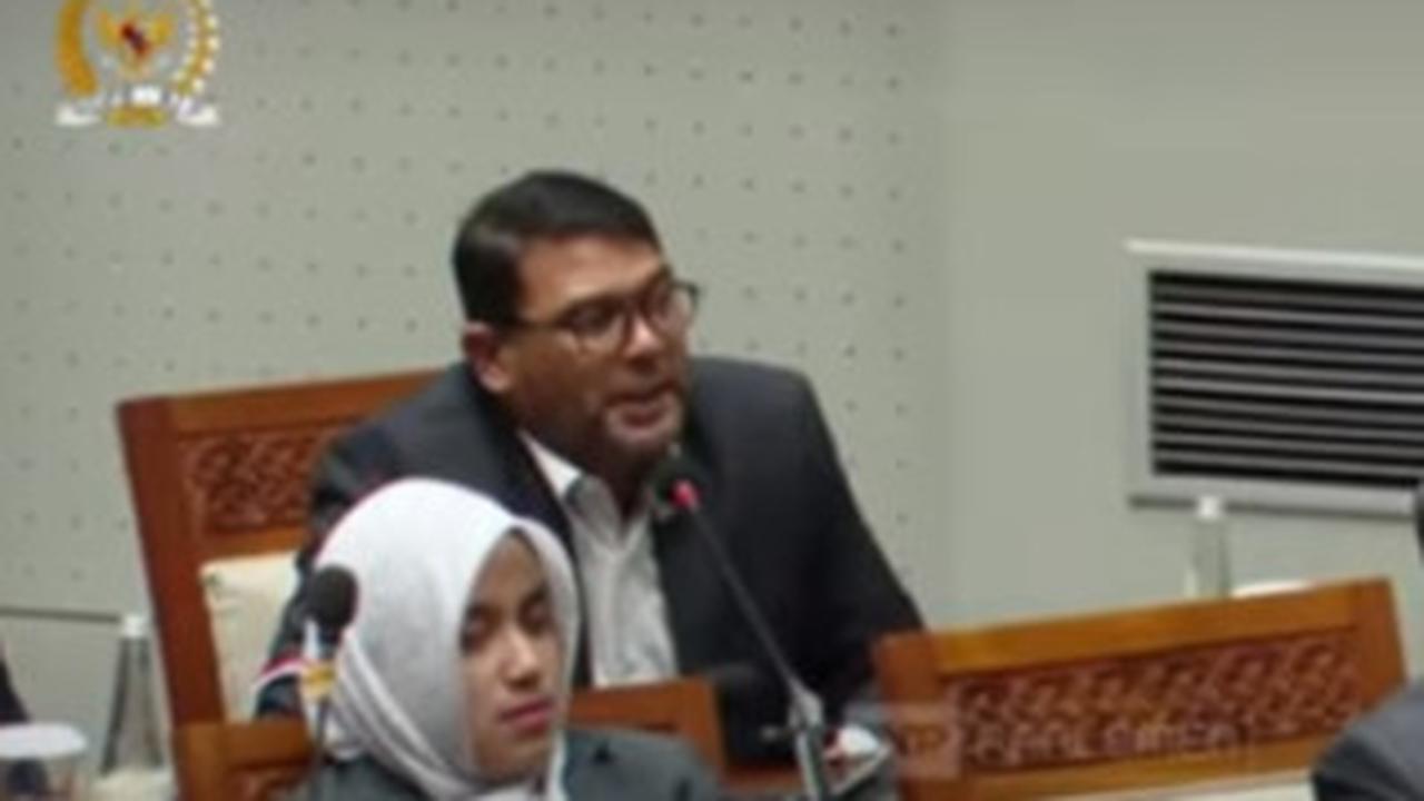 Panas DPR 'Meledak' di Paripurna Gara-Gara Heboh Gaya Arogan Menteri Satryo hingga Didemo