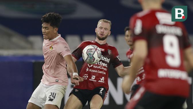 Pemain Bali United, Antonius Platje (tengah) berebut bola dengan dengan Persik Kediri Ahmad Agung Setia Budi dalam laga pembukaan BRI Liga 1 2021/2022 antara Bali United melawan Persik Kediri di Stadion Utama Gelora Bung Karno, Jumat (27/8/2021). (Foto: Bola.com/Ikhwan Yanuar)