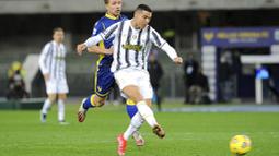 Striker Juventus, Cristiano Ronaldo, melepaskan tendangan saat melawan Hellas Verona pada laga Liga Italia di Stadion Marc'Antonio Bentegodi, Minggu (28/2/2021). Kedua tim bermain imbang 1-1. (Paola Garbuio/LaPresse via AP)
