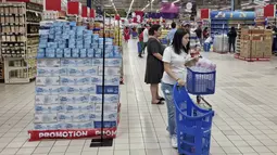 Orang-orang berbelanja di supermarket, di Tunis, Tunisia, pada 10 Oktober 2022. Gula, minyak sayur, beras, dan bahkan air kemasan secara berkala menghilang dari supermarket dan toko kelontong. (AP Photo/Hassene Dridi)