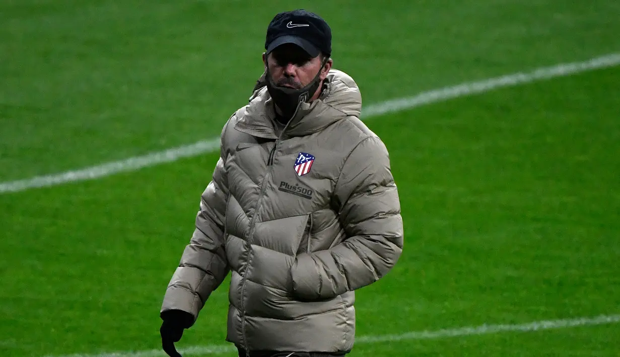 Pelatih Atletico Madrid, Diego Simeone, memperhatikan pemainnya saat sesi latihan jelang laga Liga Champions di Stadion Wanda Metropolitano, Selasa (1/12/2020) wib. Atletico Madrid akan menghadapi Bayern Munchen. (AFP/Pierre-Philippe Marcou)