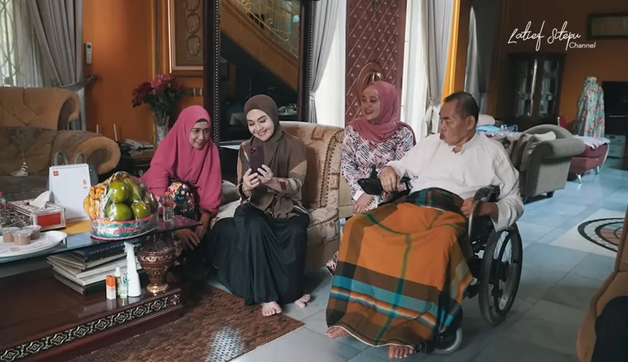 Mat Solar mengalami sulit bicara akibat stroke yang dideritanya. Ia tak bisa bicara setelah terkena stroke yang ketiga kalinya. Sedangkan untuk berkomunikasi dengan orang lain, menggunakan papan tulis. Sang istri Ida Nurlaila setia merawat sang suami  yang sakit sejak beberapa tahun belakangan ini.  [Youtube/Latief Sitepu Channel]