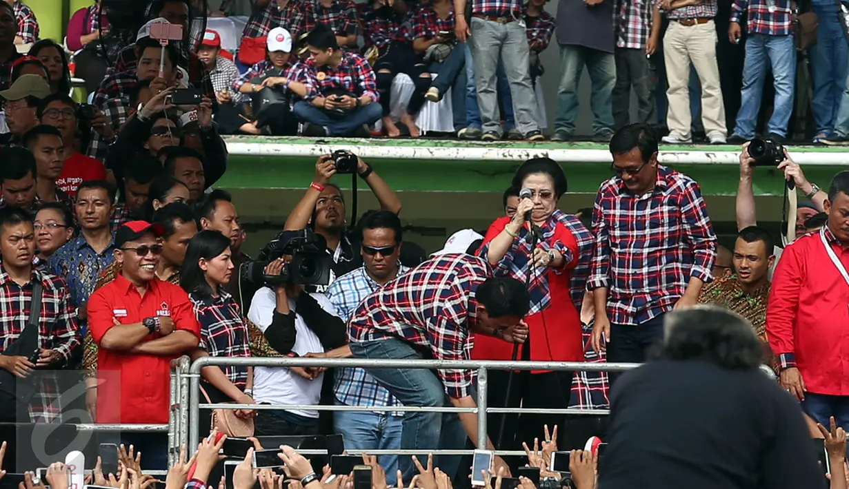 Cagub Nomor Urut 2 Ahok sedang memperbaiki mike sebelum Megawati Soekarnoputri memberikan pidato politik di ex golf driving range" Senayan, Jakarta, (4/2). (Liputan6/JohanTallo)