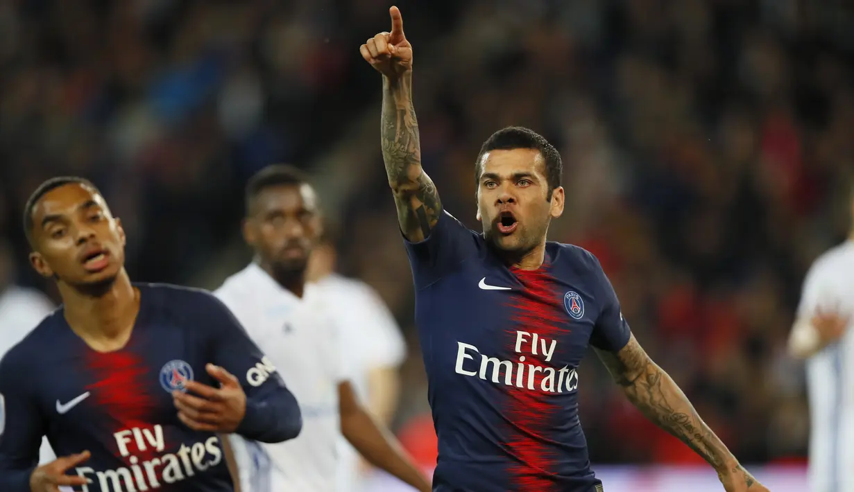 Bek Paris Saint-Germain, Dani Alves, merayakan gol ke gawang Strasbourg pada laga liga Prancis di Stadion Parc des Princes, Paris, Minggu (7/4). Kedua tim bermain imbang 2-2. (AP/Francois Mori)