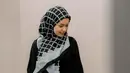 Rebecca hadir mengenakan hijab segi empat motif kotak-kotak warna monokrom. Hijab tersebut dipadukannya bersama gamis warna senada. [@ayah_amanah]