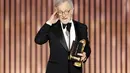 Steven Spielberg menerima penghargaan Sutradara Terbaik untuk "The Fabelmans" selama Golden Globe Tahunan ke-80 di Beverly Hilton Hotel di Beverly Hills, California (10/1/2023). Steven Spielberg mengungguli nomine lainnya yakni James Cameron, Daniel Kwan dan Daniel Scheinert, Baz Luhrmann, serta Martin McDonagh. (Rich Polk/NBC via AP)