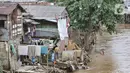 Aktivitas warga di bantaran Kali Ciliwung, Manggarai, Jakarta, Rabu (19/2/2020). Penggantian istilah normalisasi menjadi naturalisasi sungai oleh Gubernur DKI Jakarta Anies Baswedan diklaim lebih baik dan tidak merusak ekosistem. (merdeka.com/Iqbal Nugroho)