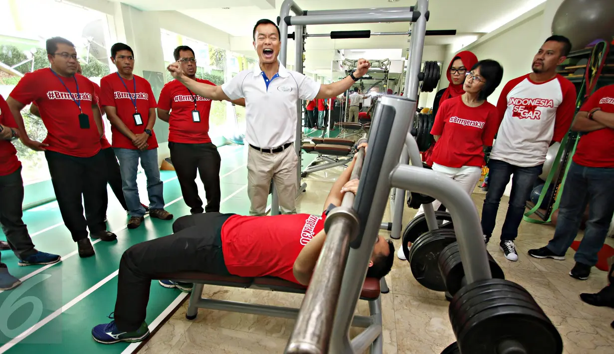 Salah satu peserta mencoba alat fines saat pelatihan Exercise is Medicine (EIM) untuk para dokter di Senayan, Jakarta, Kamis (26/11/2015). EIM mendorong para dokter untuk menjadikan olahraga sebagai resep untuk pasien. (Liputan6.com/Immanuel Antonius)