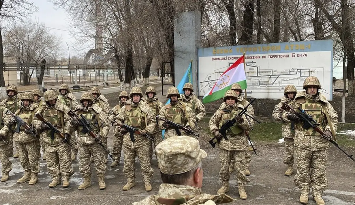 Pasukan penjaga perdamaian Organisasi Perjanjian Keamanan Kolektif bersiap untuk menjaga sebuah daerah di Almaty, Kazakhstan (11/1/2022). Sebagian besar tentara Rusia dikerahkan ke Kazakhstan pekan lalu oleh Organisasi Perjanjian Keamanan Kolektif. (Russian Defense Ministry Press Service via AP)