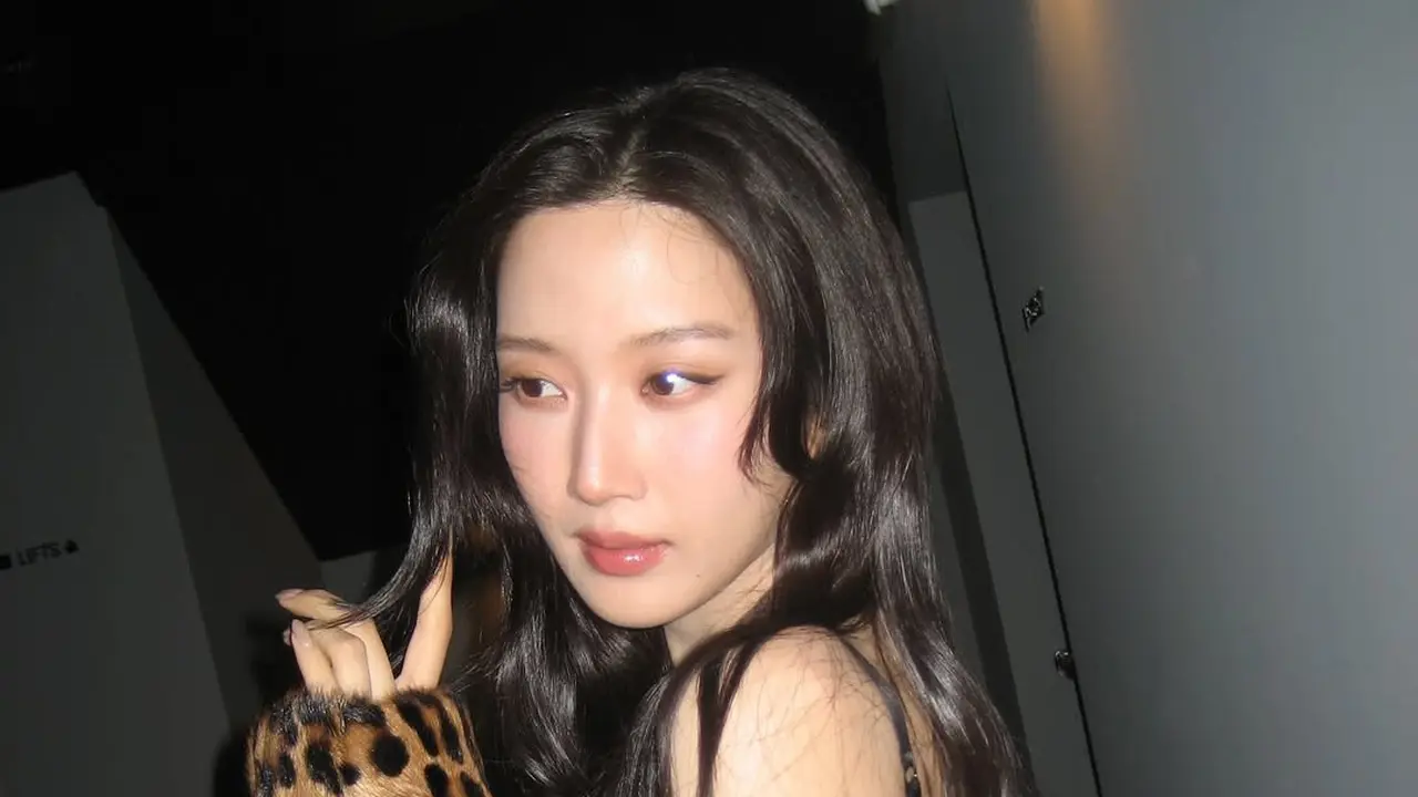 Gaya Sensasional Mun Ka Young dengan Bralette & Coat Motif Leopard di Milan Fashion Week