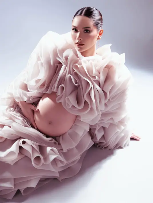 Gaun ruffle bernuansa waarna nude hadirkan kesan glamor yang begitu memikat.  [Foto; Instagram/ Alyssa Daguise]