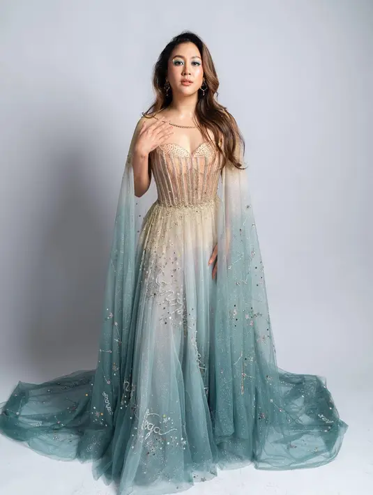 Di Gala Premiere, Sherina menjadi seorang putri dengan gaun kebiruan dari Wirama Pratama [@filmpetualangansherina]