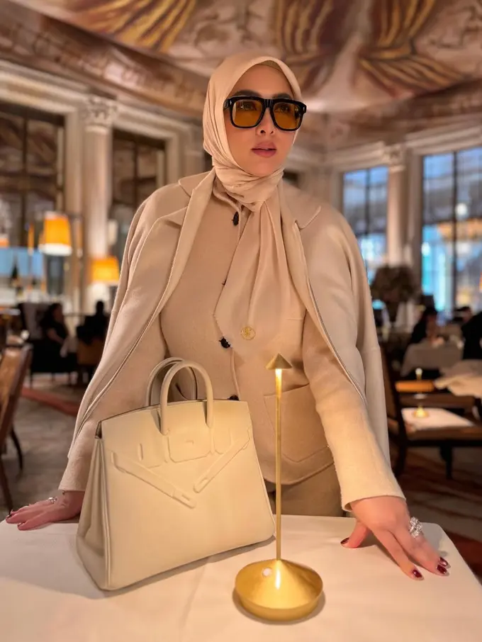 Gaya Glamor Syahrini Saat Private Shopping di Paris Bareng Reino Barack, Tampil Elegan dengan Tas Hermes Rp680 Juta-an