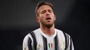 Arthur Melo. Gelandang tengah asal Brasil berusia 25 tahun yang kini menjalani musim keduanya bersama Juventus ini kini berbanderol 25 juta euro, mengalami penurunan 10 juta euro dari sebelumnya 35 juta euro. Jarang dimainkan akibat performa yang menurun jadi penyebabnya.  (AFP/Marco Bertorello)