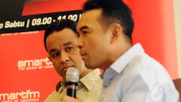 Menteri Pendidikan dan Kebudayaan, Anies Baswedan (kiri) menyimak pendapat anggota komisi X DPR RI, Teguh Juwarno dalam diskusi "Mencari Kurikulum yang Maksimum" di Jakarta, (13/12/2014). (Liputan6.com/Helmi Fithriansyah)