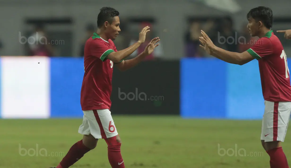 Muhammad Arfan (kanan) masuk menggantikan Evan Dimas saat melawan Suriah U-23 pada laga persahabatan di Stadion Wibawa Mukti, Bekasi, Rabu (16/11/2017). Indonesia kalah 2-3. (Bola.com/NIcklas Hanoatubun)
