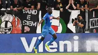 Bek Napoli, Kalidou Koulibaly melakukan selebrasi usai mencetak gol ke gawang Juventus pada lanjutan Liga Serie A Italia di Stadion Allianz di Turin (22/4). Kalidou Koulibaly mencetak gol di menit 90. (AFP Photo/Marco Bertorello)