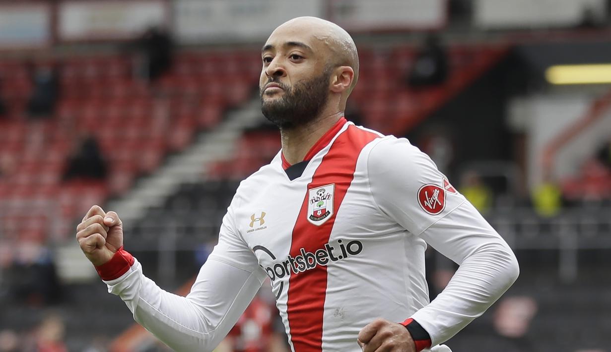 Gelandang Southampton, Nathan Redmond melakukan selebrasi usai mencetak gol kedua timnya ke gawang Bournemouth dalam laga perempatfinal Piala FA 2020/2021 di Vitality Stadium, Bournemouth, Sabtu (20/3/2021). Southampton menang 3-0 atas Bournemouth. (AP/Kirsty Wigglesworth)