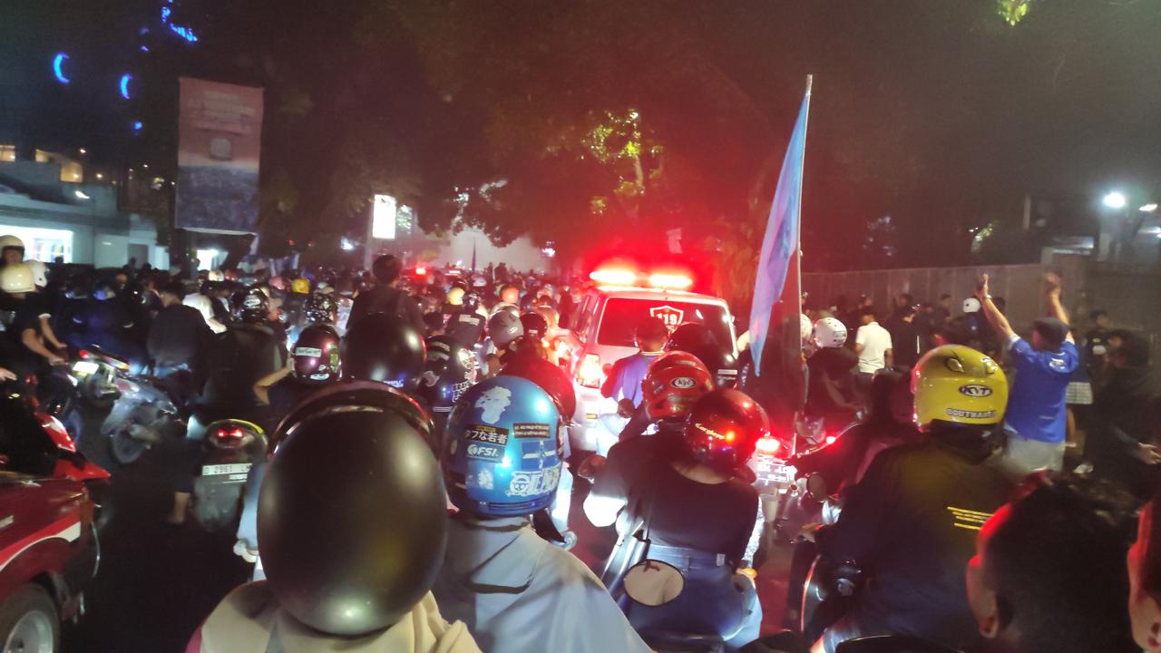 Momen Menegangkan Ambulans Terobos Lautan Bobotoh saat Rayakan Persib Juara di Dago