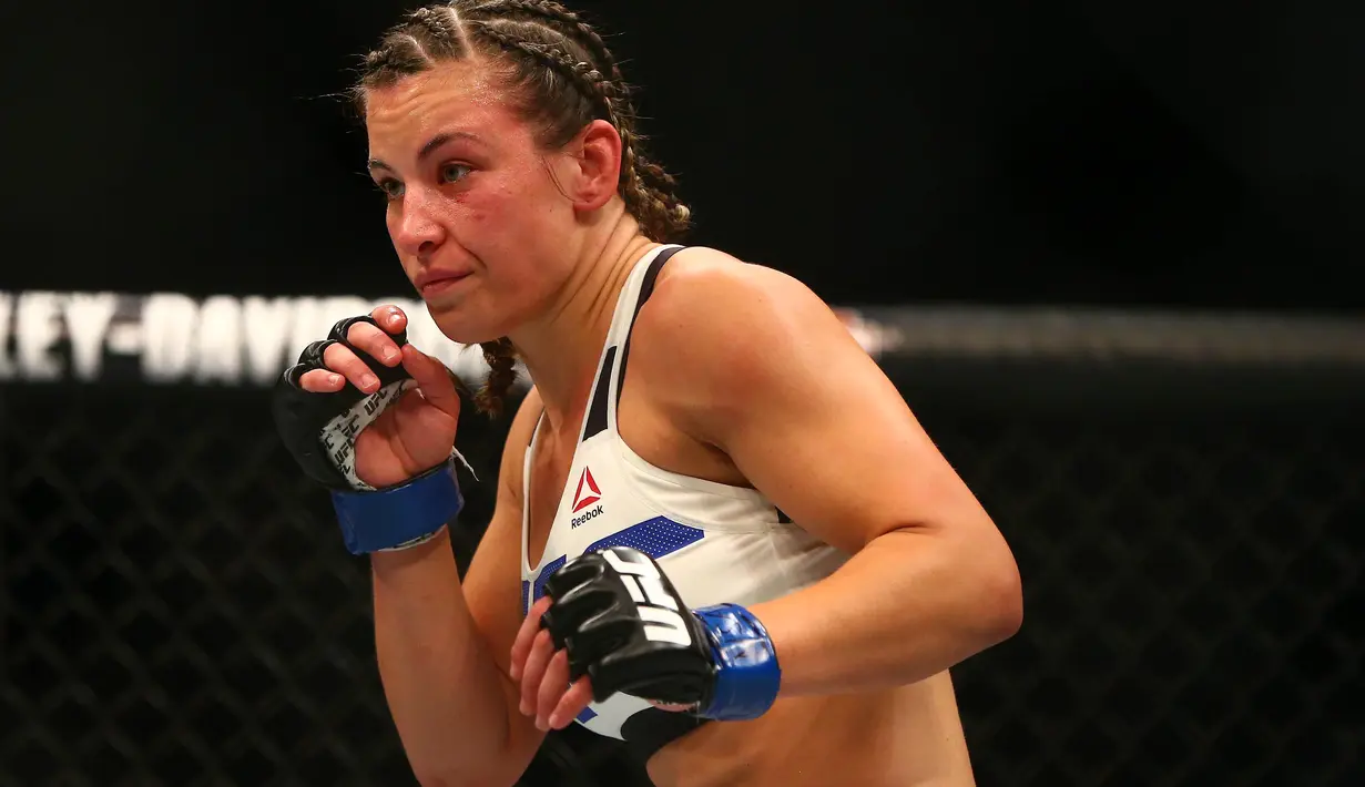  Miesha Tate saat beraksi melawan Holly Holm pada ajang UFC 196 di MGM Grand Garden Arena, Las Vegas, Amerika Serikat, Minggu (6/3/2016)  (Reuters/Mark J. Rebilas-USA TODAY Sports)