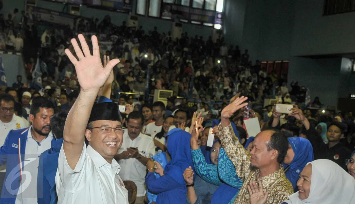 Cawagub DKI Jakarta, Anies Baswedan menyapa kader pendukung di GOR Jakarta Utara, Sabtu (18/3). DPW PAN DKI Jakarta deklarasikan dukungannya untuk Anies-Sandi sebagai Cagub-Cawagub DKI Jakarta. (Liputan6.com/Yoppy Renato)