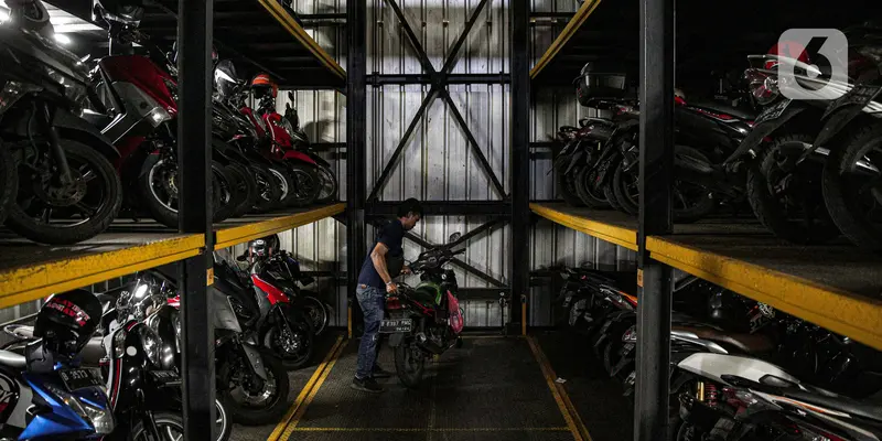 Inovasi Baru Parkir Sepeda Motor Vertikal di Jakarta
